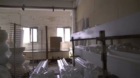 Çalışma alanındaki raf sistemi beyaz uzun elemanlarla doldurulmuş.