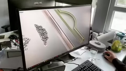 Ekranda kavisli söve profili ve dekoratif motif birlikte modelleniyor