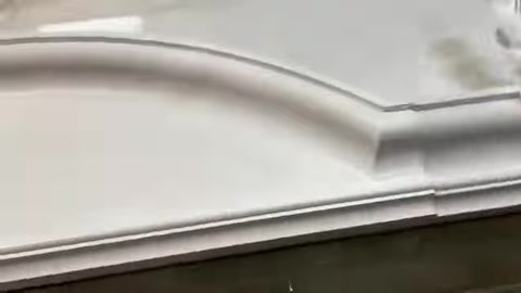 Sade kavisli söve profilinin düzgün yüzeyi yakından inceleniyor