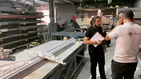 Atölye ekibi hazırlanan dış cephe dekorasyon parçalarını değerlendiriyor