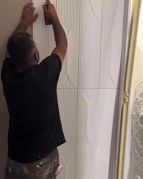 Üst bölümdeki panel birleşimleri iki elle kontrol edilerek hizalanıyor