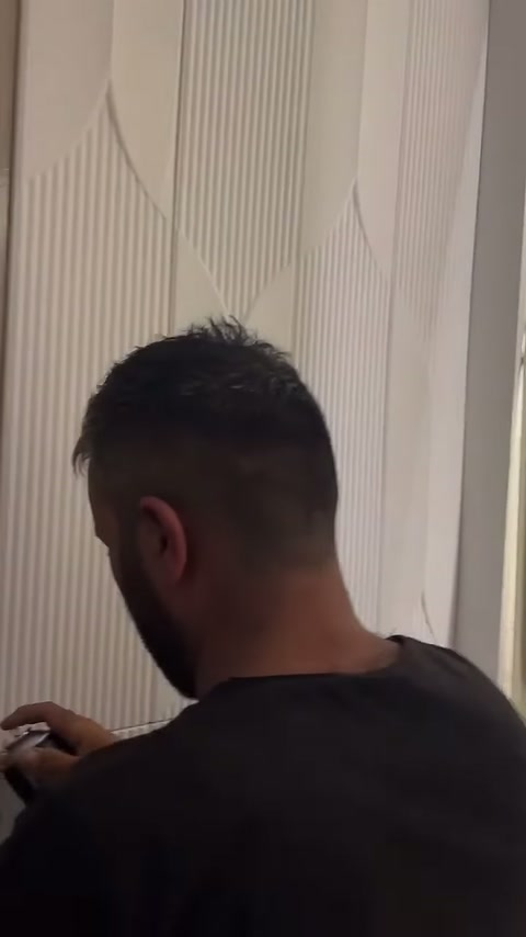 Alt ek hattında panel kenarına sprey uygulanarak sabitleme yapılıyor.
