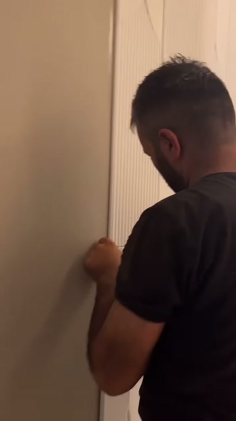 Usta panelin alt bölümündeki çizgili ek üzerinde çalışıyor.