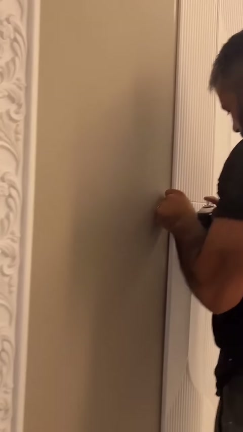 Sprey kutusu beyaz panelin dikey bağlantı çizgisine yöneltiliyor.