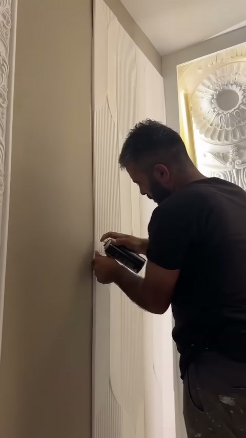 Panelin düz yan bölümündeki ek hattı yakından işleniyor.