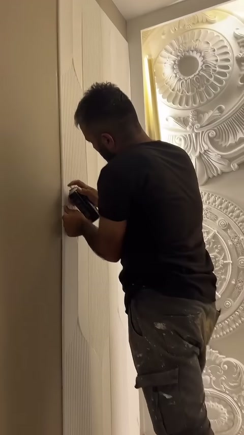 Montajcı köşe yakınındaki dikey birleşimde sabitleme işlemini sürdürüyor.