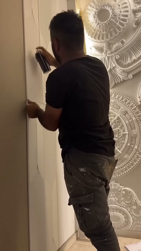 Dikey panel bağlantısına yukarıdan aşağıya kontrollü sprey uygulanıyor.