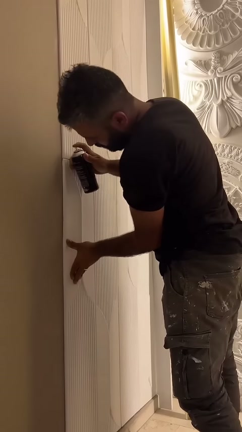 Montajcı alt bölgedeki birleşim boyunca sprey uygulamasını ilerletiyor.