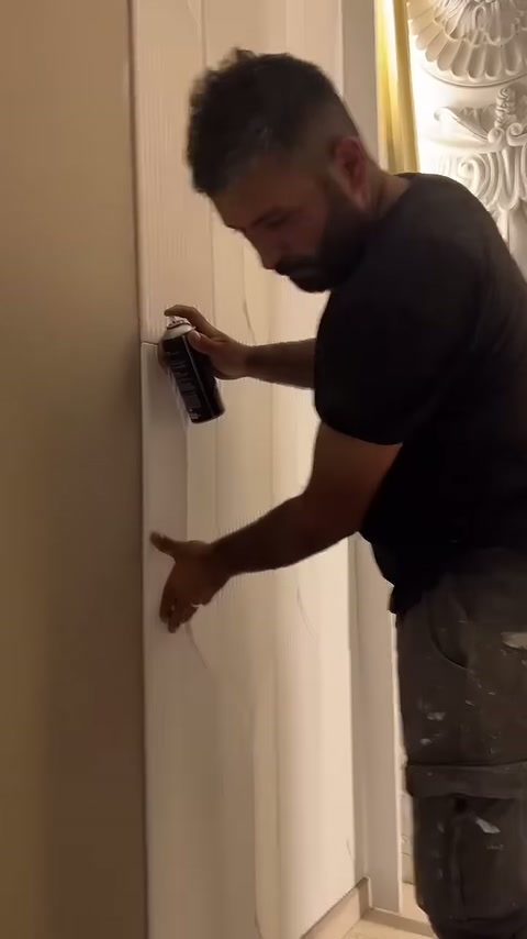 Usta panelin alt kenarını eliyle bastırıp ek yerini düzeltiyor.