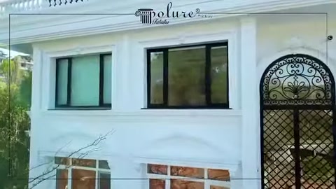 Pencere çevreleri ile kemerli sütun uygulamasının yakından görünümü
