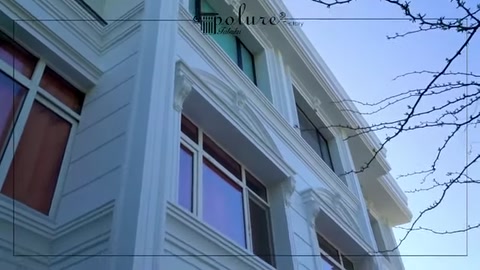 Köşe boyunca uzanan dekoratif profillerin aşağıdan yakın görünümü
