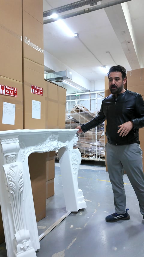 Paketleme alanında kabartmalı beyaz şömine çerçevesi ve karton kutular