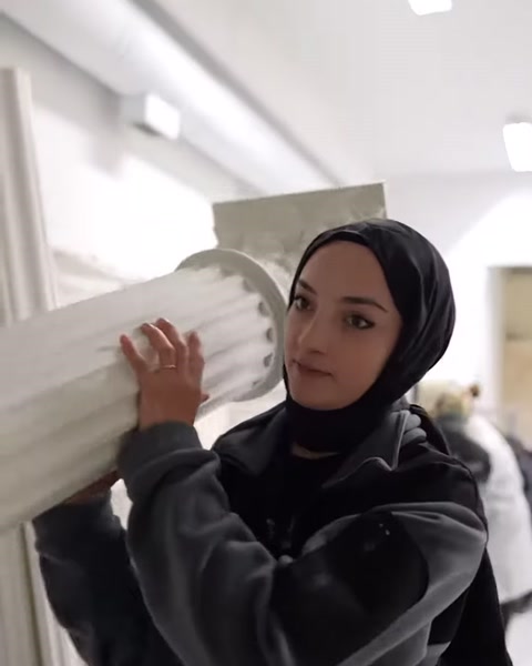 Yivli beyaz sütun gövdesinin yüzey ayrıntıları yakından gösteriliyor