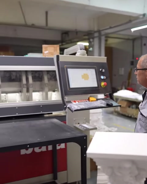 İşlem gören dekoratif parça makine tablası üzerinde görüntüleniyor