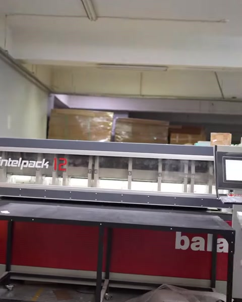 Uzun işleme makinesinin çalışma bölümü önden gösteriliyor