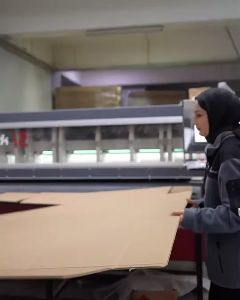 Sunucu, makine tablasındaki geniş levhayı üretim sırasında inceliyor