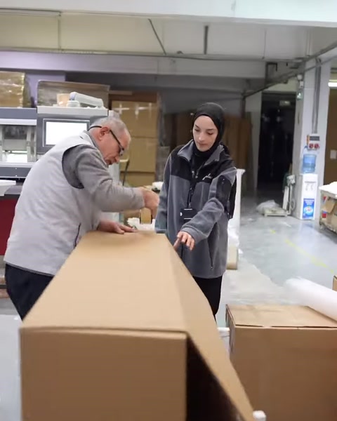 Paketleme alanında büyük karton kutular birlikte hazırlanıyor