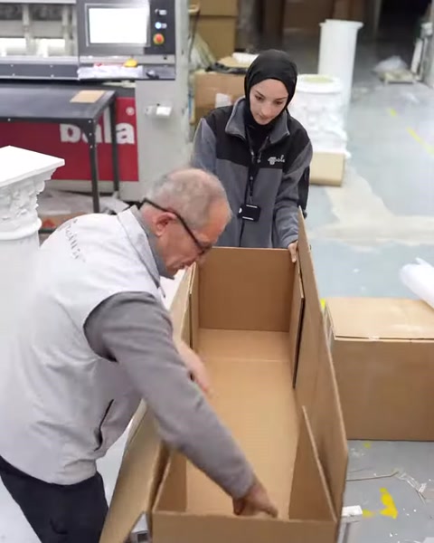 Açık kutunun içi sütun parçalarının yerleşimi için hazırlanıyor