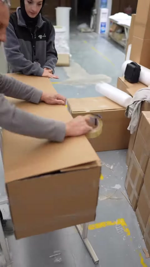 Paketlenen sütun parçalarının üzerindeki karton kapaklar kapatılıyor