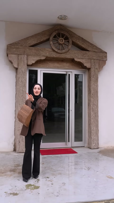 Sunucu giriş önünde kiriş numunesiyle açıklamasını tamamlıyor