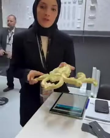Sunucu, poliüretan süsleme parçasının yan profilini masada gösteriyor