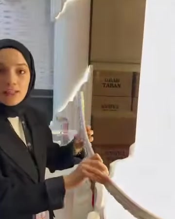 Uzun flex çıtanın eğimli yüzeye uyum sağlayan kıvrımı sergileniyor