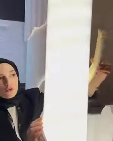 Flex profilin ince kesiti, dikey panel kenarında yakından gösteriliyor