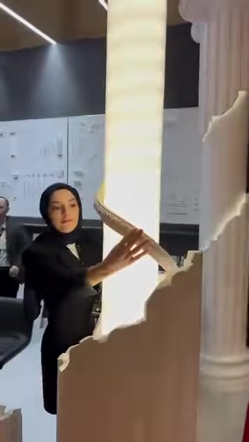 Esnek profil dekoratif kolon yanında keskin kavisle gösteriliyor
