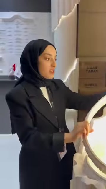 Açık renkli esnek çıta halka biçiminde kıvrılarak sergileniyor