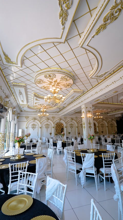 Kasetli tavan, büyük avizeler ve simetrik salon yerleşimi