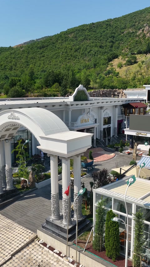 Sütunlu giriş yapısını ve çevre düzenini gösteren genel görünüm