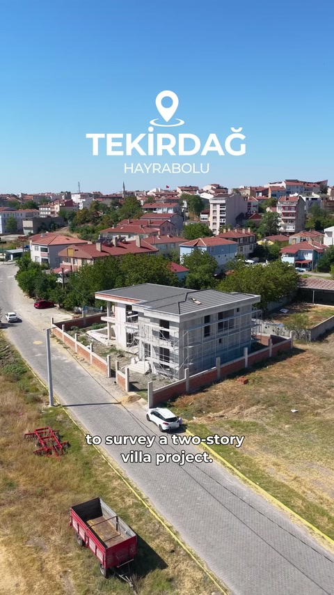 Drone çekiminde iki katlı yapı yol ve komşu binalarla görülüyor.