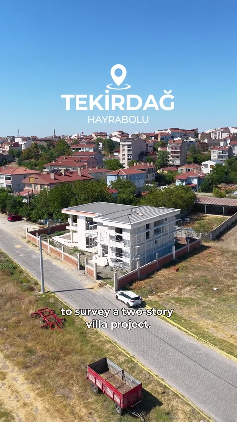 İnşaat alanındaki villa açık balkonları ve çevre duvarıyla yukarıdan izleniyor.