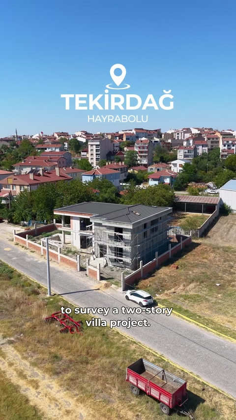 Havadan bakışta kaba inşaatı süren villa parsel içinde görüntüleniyor.