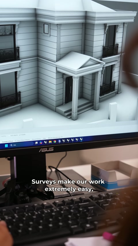 Modelin girişinde sütunlu saçak pencere bantlarıyla uyumlu biçimde yerleştiriliyor.
