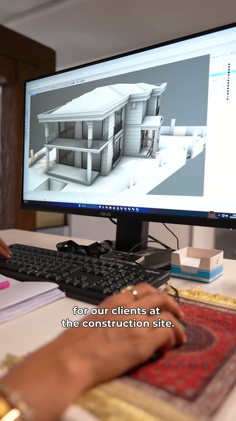 Monitörde villanın saçaklı girişi ve cephe detayları birlikte düzenleniyor.