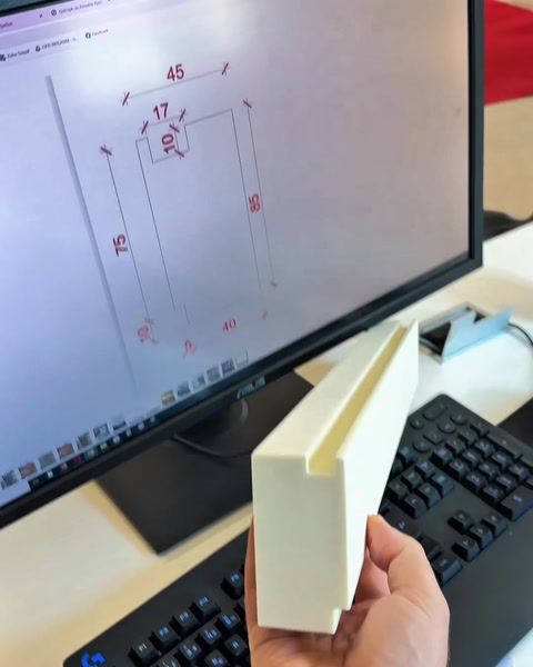 LED profil numunesi teknik çizim ekranı önünde tutuluyor