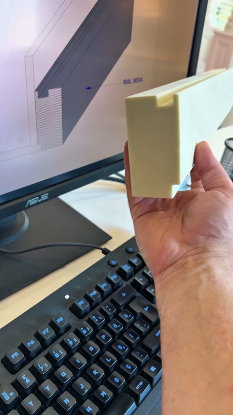 LED kanalı bulunan kesit parçası monitör önünde inceleniyor