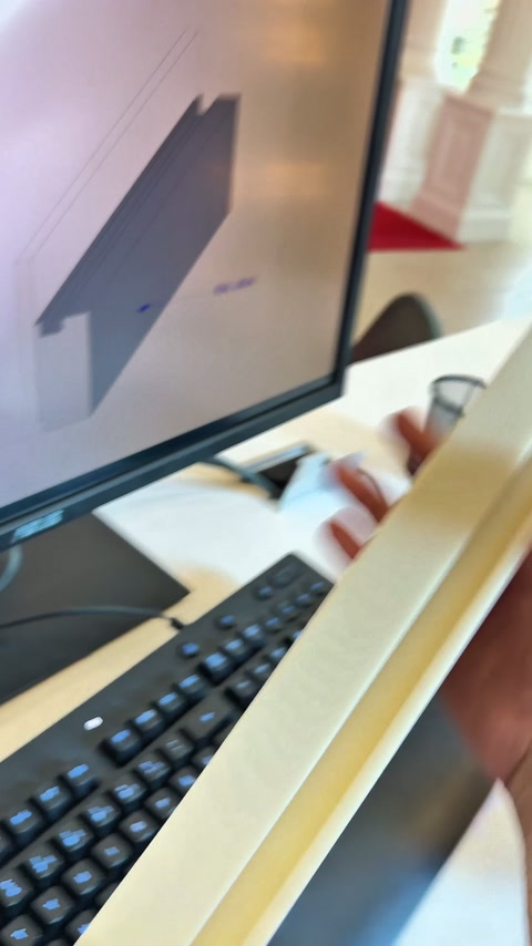 Küçük profil numunesinin köşeli formu tasarımla birlikte sunuluyor