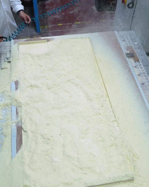 Poliuretan plaka CNC tezgahinda kabaca islenmis halde