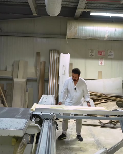 Uretici CNC makinesinin basinda tam boy calisiyor