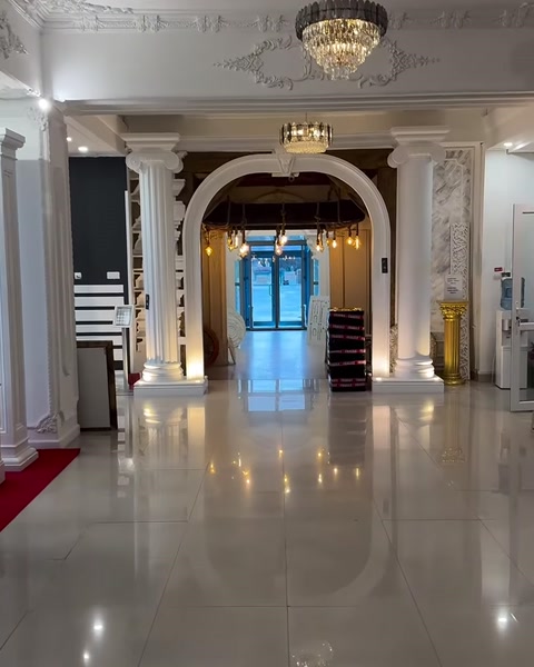 Sütunlu büyük kemer showroom geçişini çerçeveliyor