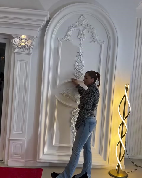 Kabartmalı duvar motifinin yüzey detayları yakından inceleniyor