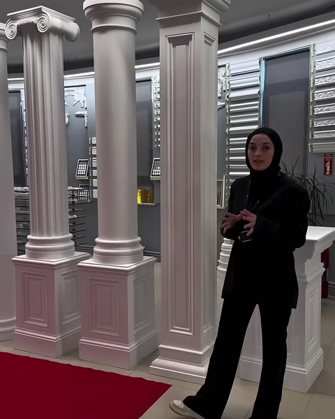 Yivli sütun gövdeleri ve kare kaideler yakından görülüyor