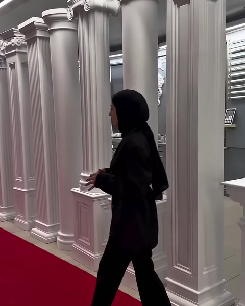 Sıralı dekoratif sütunlar showroom koridoru boyunca sergileniyor