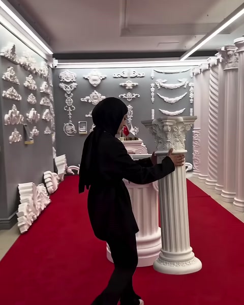 İki farklı sütun gövdeli sehpa kaidesi yan yana karşılaştırılıyor