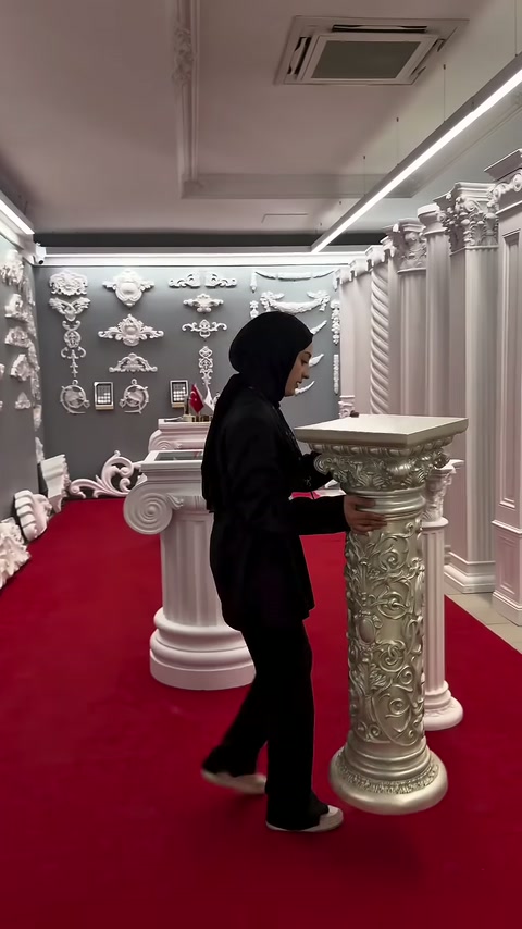 Kabartmalı gövde ve kare tabla birleşerek dekoratif sehpa oluşturuyor.