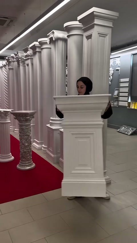 Dikdörtgen tabla, panelli kare kaidenin üstüne dikkatlice yerleştiriliyor.