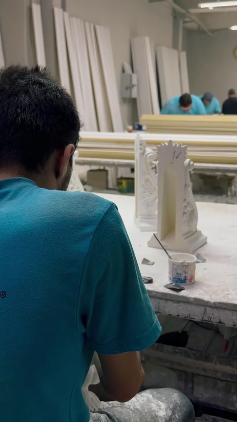 Usta, sütun başlığı detayını atölye tezgâhında rötuşluyor