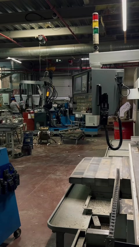 Döküm bölümündeki makineler ve üretim hattının genel görünümü